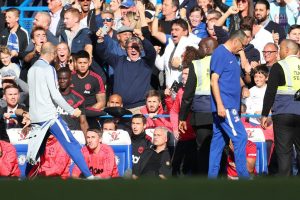 Staf pelatih Chelsea merayakan kegembiraan di depan Muorinho